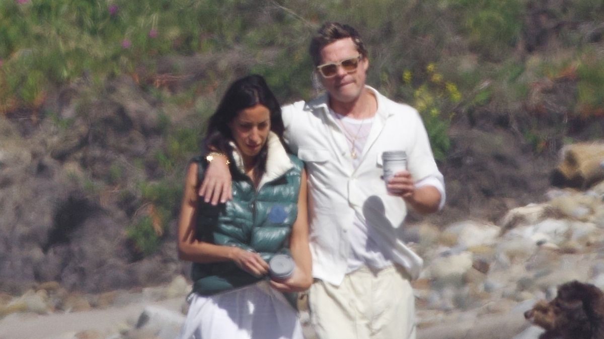 Unikátní fotky Brada Pitta a Ines de Ramon: Takhle romanticky si užívali na pláži v Santa Barbaře